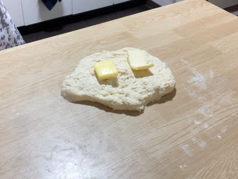 チーズパン、バター入れる
