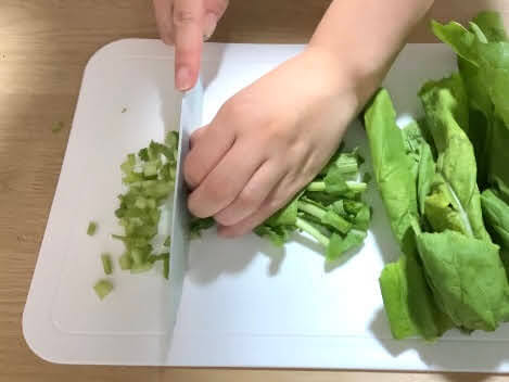 菜飯レシピ①かぶの葉を切る