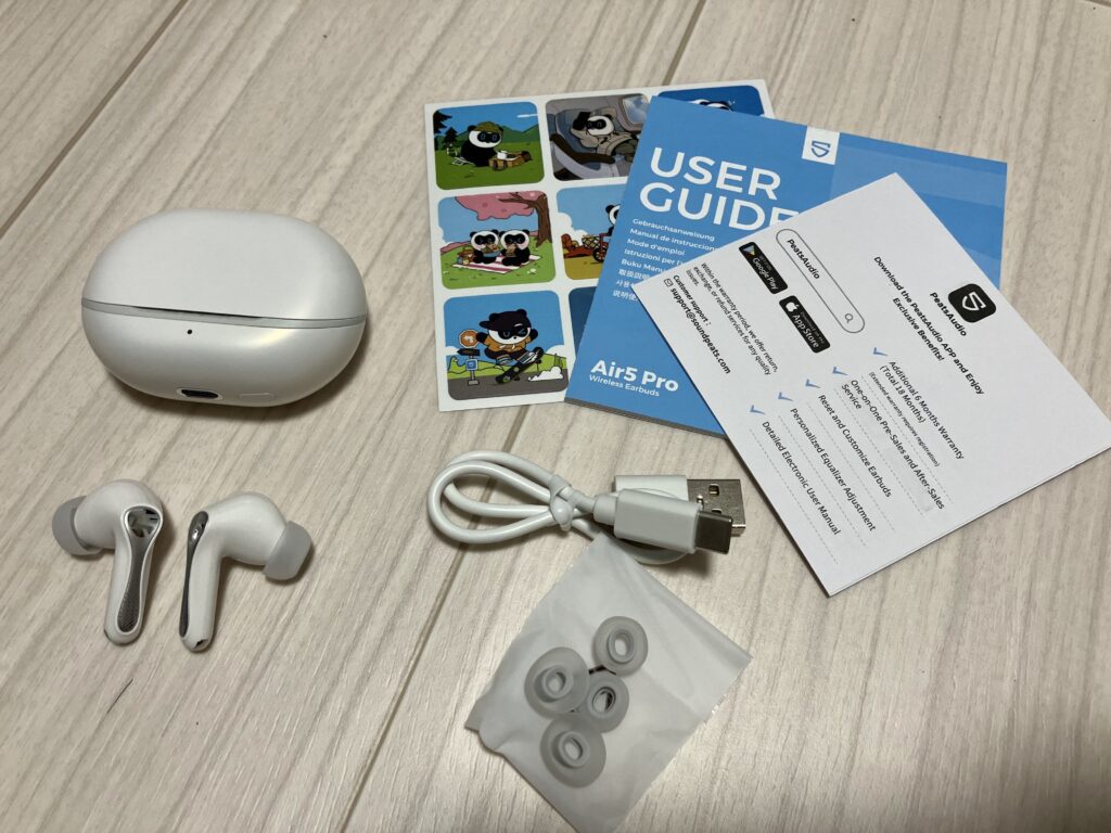 【レビュー】SOUNDPEATS Air5 Pro本体・充電ケース・TYPE-C充電ケーブル・取扱説明書・アプリガイド・PEATS君のステッカー・イヤーチップ4つが付属
