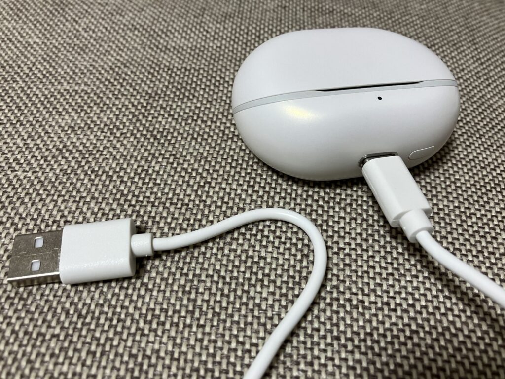 【レビュー】SOUNDPEATS Air5 Pro充電ケースの側面には、充電するためのUSB Type-Cポートがついています。