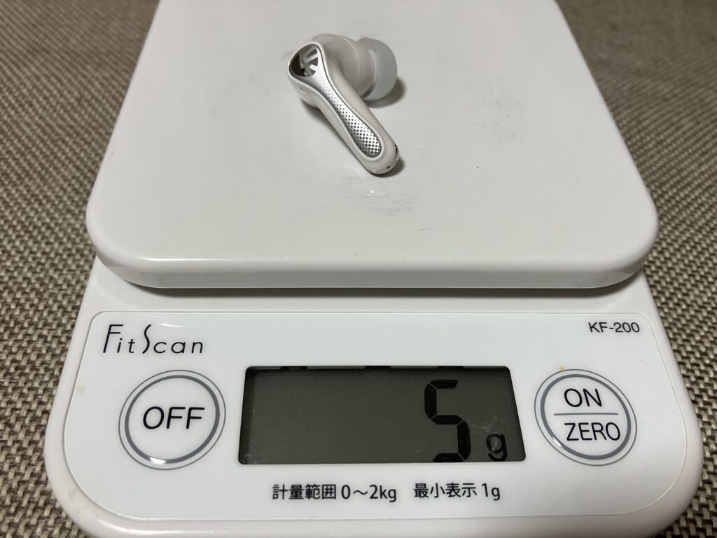 【レビュー】SOUNDPEATS Air5 Pro装着した瞬間に驚くのはその軽さ。片耳わずか4.8gでイヤホンを付けている感覚を忘れるほどです。