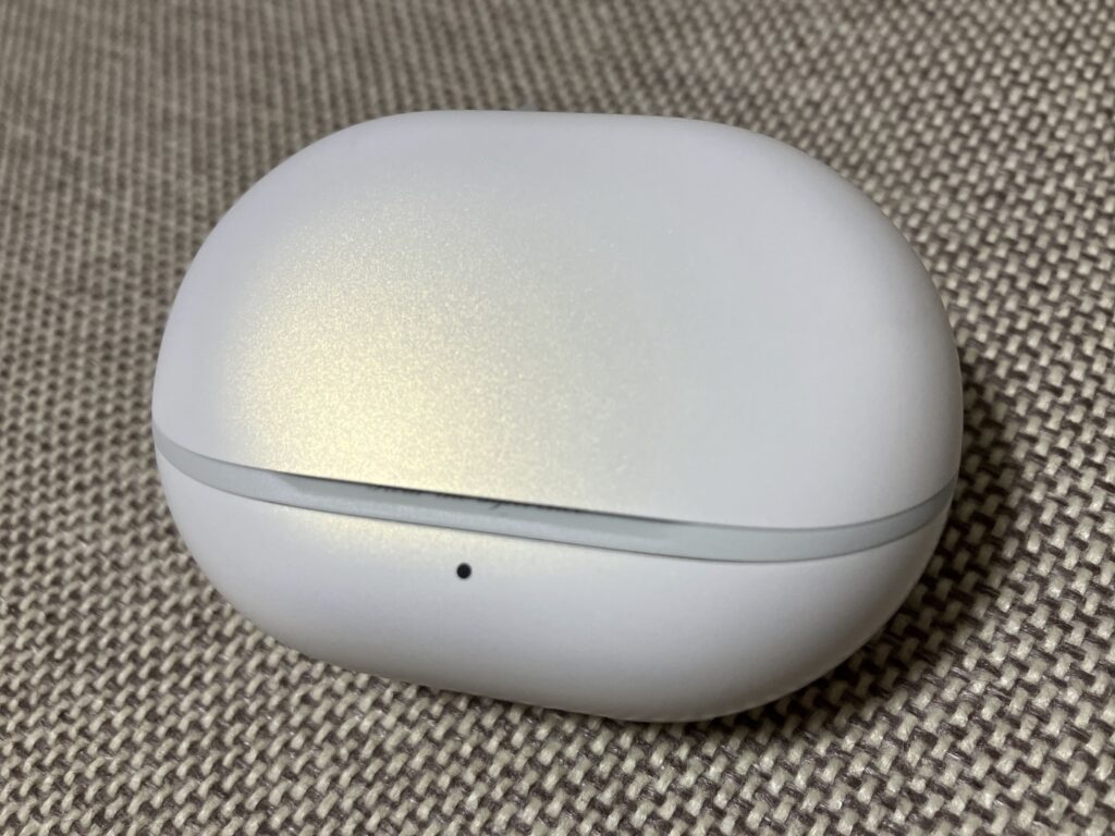 【レビュー】SOUNDPEATS Air5 Proのケースは光沢仕上げで高級感がありますが、その反面、サラサラしていて滑りやすいのが難点。